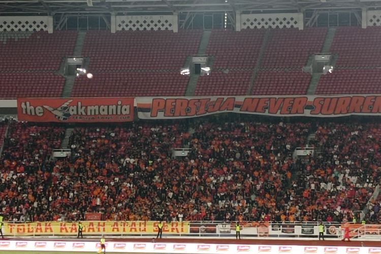 Ribuan Jakmania memadati Stadion Utama Gelora Bung Karno, dalam laga Persija Jakarta vs Persis Solo di Liga 2023-2024, Rabu (17/4/2024) malam WIB.