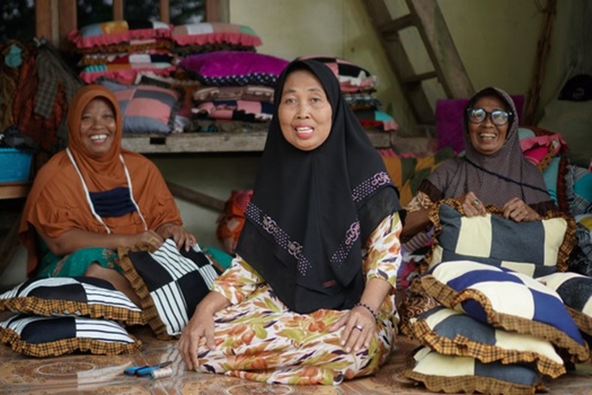 warga desa dari Kecamatan Wirosari, Grobogan, Jawa Tengah, dua tahun terakhir ini berhasil mengolah limbah perca menjadi barang yang berguna