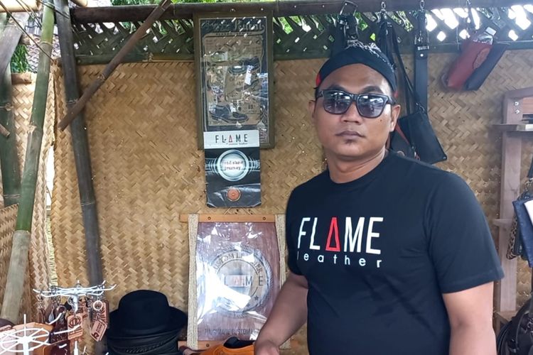 Salah satu pemilik Usaha Mikro Kecil dan Menengah (UMKM) asal Purworejo, Jawa Tengah, Flame Leather, Tegar di stan Purworejo Creative Festival 2022 di Purworejo, Jawa Tengah pada Jumat (15/6/2022). Flame Leather melakukan pengolahan kulit sapi secara kreatif hingga bernilai jual. 