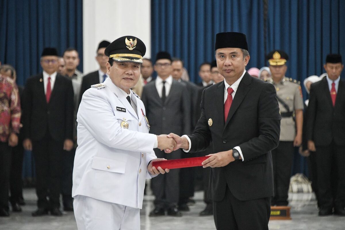 Penjabat (Pj) Gubernur Jawa Barat Bey Machmudin melantik Bachril Bahri sebagi Pj Bupati Bogor di Gedung Sate, Kota Bandung, Kamis (26/9/2024).