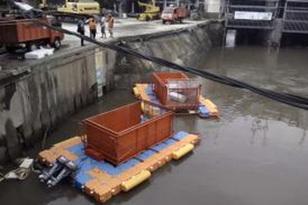 Dua unit perahu lintas milik Pemprov DKI Jakarta untuk membersihkan sampah yang tersangkut di sepanjang Kali Ciliwung.