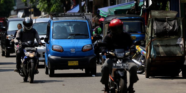 Bajaj Qute melintas di Kawasan Pademangan, Jakarta Utara, Selasa (25/7/2017). Qute ini difungsikan sebagai pengganti bemo yang merupakan bagian dari revitalisasi angkutan lingkungan dan saat ini ada 17 unit bajaj roda empat yang diuji coba. 