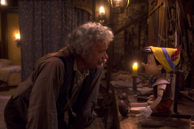 Aktor Tom Hanks sebagai Geppetto (kiri) dalam film PINOCCHIO yang akan diputar secara eksklusif di Disney+. 