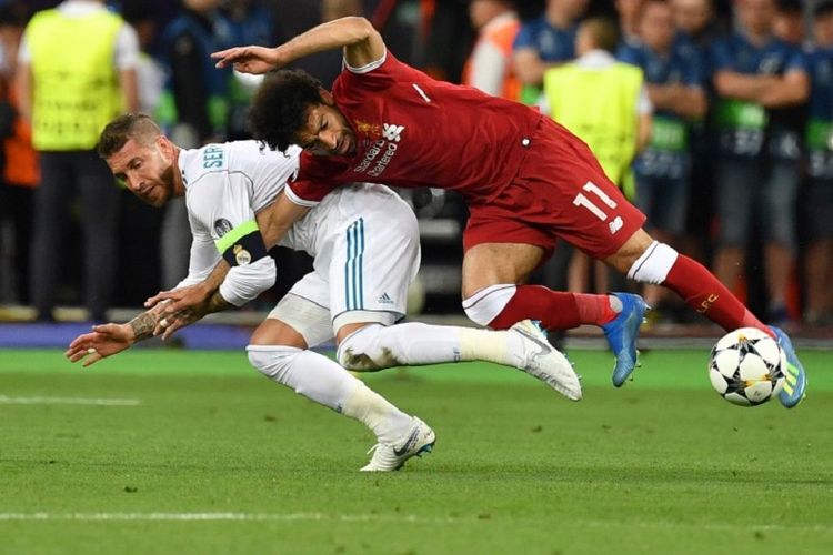Mohamed Salah mengalami cedera saat berbenturan dengan Sergio Ramos pada final Liga Champions antara Real Madrid dan Liverpool di Kiev, 26 Mei 2018. 