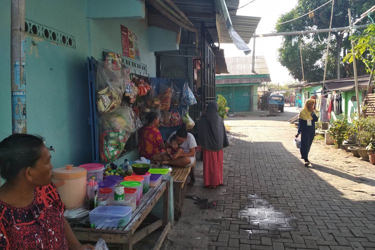 Aktivitas warga dan penderita kusta di sore hari di Kompleks Penderita Kusta Jongaya di Kota Makassar, Kamis (12/9/2019). Mereka hidup rukun dan tak memiliki masalah satu sama lain.