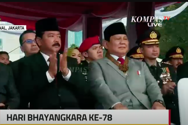 Menko Polhukam Hadi Tjahjanto tampak tepuk tangan saat Kapolri Jenderal Listyo Sigit Prabowo menyapa Prabowo Subianto sebagai Presiden RI terpilih di peringatan Hari Bhayangkara ke-78, Senin (1/7/2024).