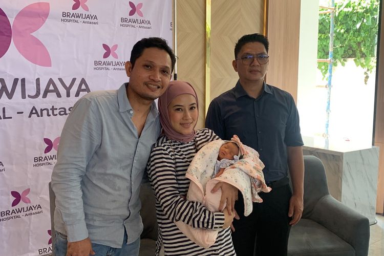 Vokalis Andra & The Backbone, Deddy Lisan dan istrinya Ika Kirana hadir dalam konferensi pers di rumah sakit Brawijaya, Antasari, Jakarta Selatan, Minggu (14/5/2023).