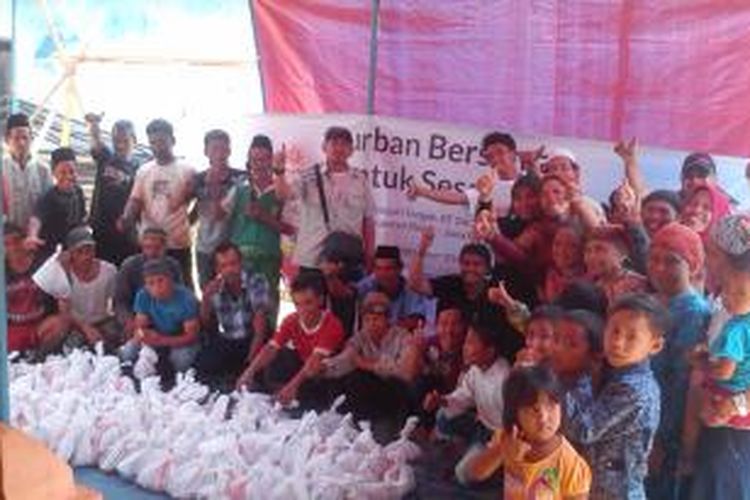 Warga Kampung Cipanengah Tonggoh, Cijeruk, Kabupaten Bogor berpose bersama perwakilan Lazismu dan Komunitas SJI usai pemotongan daging kurban, Kamis (24/9/2015).
