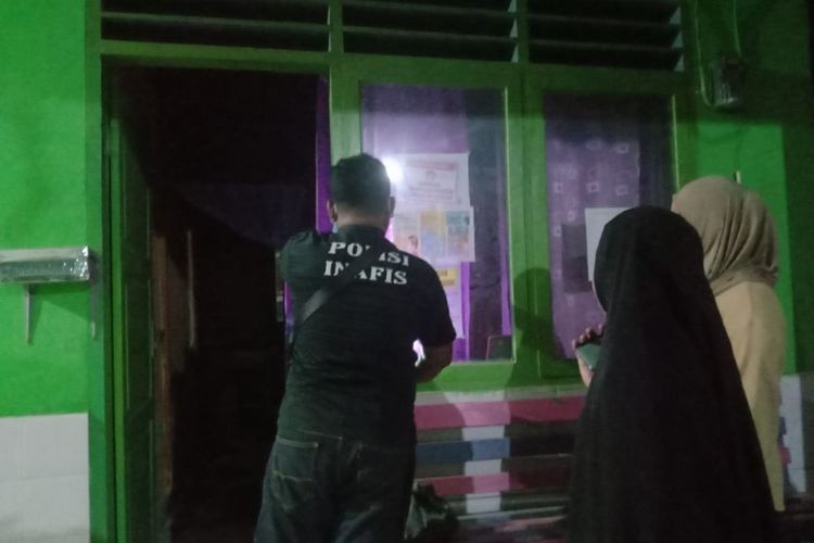 Petugas Inafis Polres Kolaka melakukan olah TKP di lokasi pengrusakan puskesmas pembantu di kawasan pasar Mekongga Kabupaten Kolaka, Provinsi Sulawesi Tenggara.
