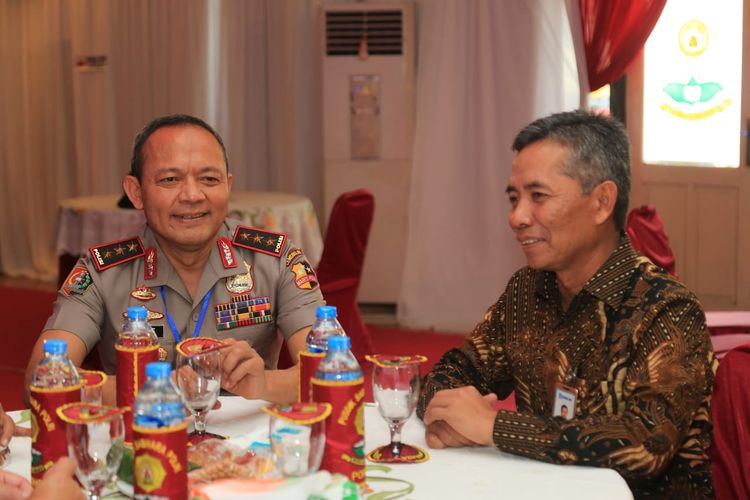 Direktur Retail dan Menengah Bank BRI Supari (kanan) dengan Kepala Lemdiklat
Polri Komjen Pol Arief Sulistyanto (kiri) di Gedung Chatur Prasetya, Pusdik Sabhara, Sidoarjo, Jumat (22/3/2019) saat acara penandatanganan Perjanjian Kerja Sama (PKS) tentang Penyaluran Pembayaran
Gaji, Tunjangan Kinerja, dan Uang Saku bagi Siswa Pendidikan Pembentukan Polri.