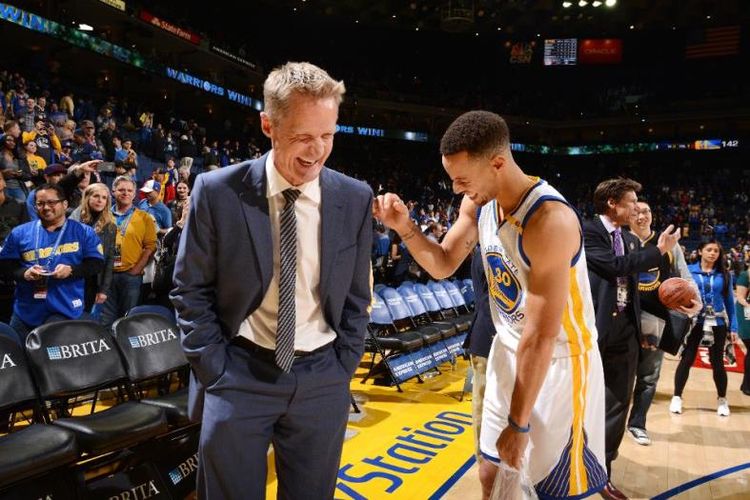 Pelatih Steve Kerr dan bintang Golden State Warriors, Steve Curry