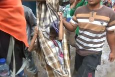 Lemas karena Kelaparan, Korban Longsor Dievakuasi dengan Sarung dan Bambu