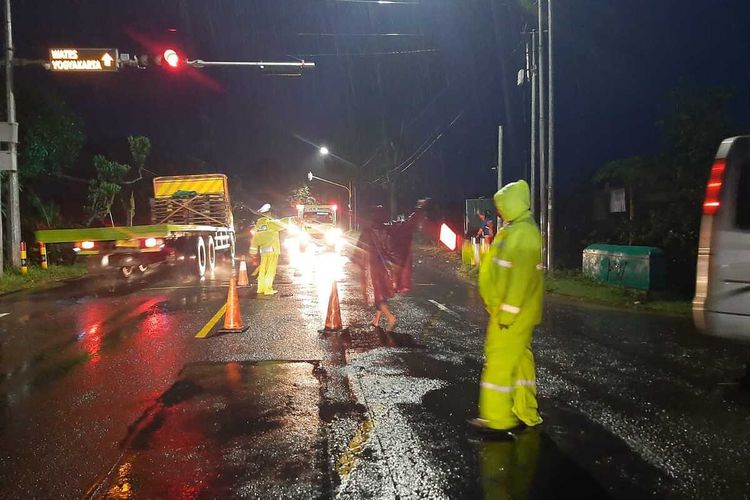 Pengaturan arus lalu lintas, pembersihan sampah yang menumpuk dan menyumbat di Jembatan Silekor di Dusun Sidatan, Kalurahan Kalidengen, Kapanewon Temon, Kabupaten Kulon Progo, Daerah Istimewa Yogyakarta. Air sempat menggenang di bawah rel kereta api Bandara Yogyakarta International Airport (YIA). Kini, air semakin surut dan jalan raya mulai normal.