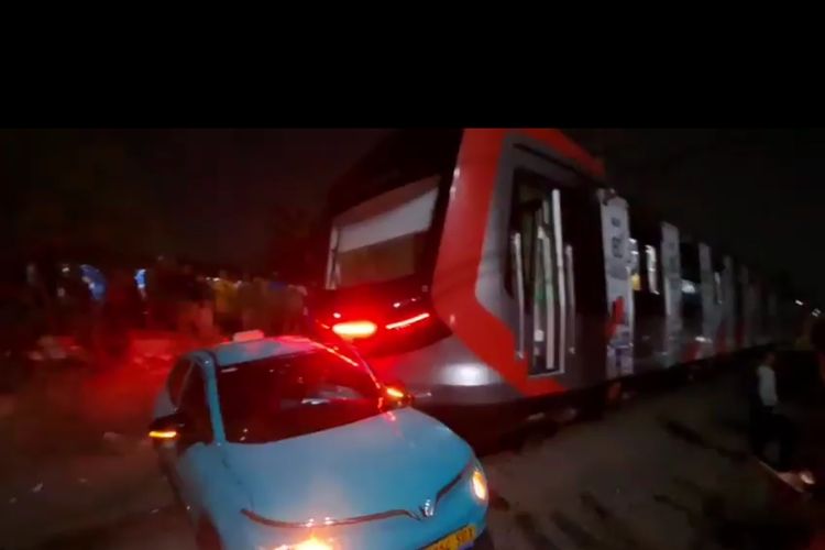 Taksi hijau Green SM ditabrak KRL di sekitar Stasiun Bekasi Timur, Senin (26/4/2026).