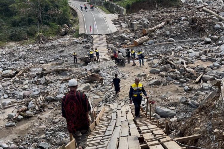 Akses jalan di Desa Uning Mas, Kecamatan Pintu Rime Gayo, Kabupaten Bener Meriah, Aceh yang masih rusak pascabencana.
