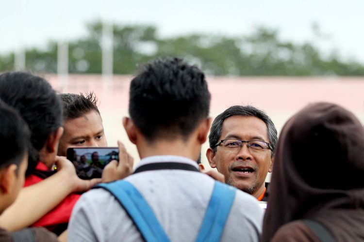 Pelatih Persebaya Surabaya, Aji Santoso saat diwawancara wartawan di Stadion Gelora Delta Sidoarjo, Jawa Timur, Senin (06/01/2020) sore.