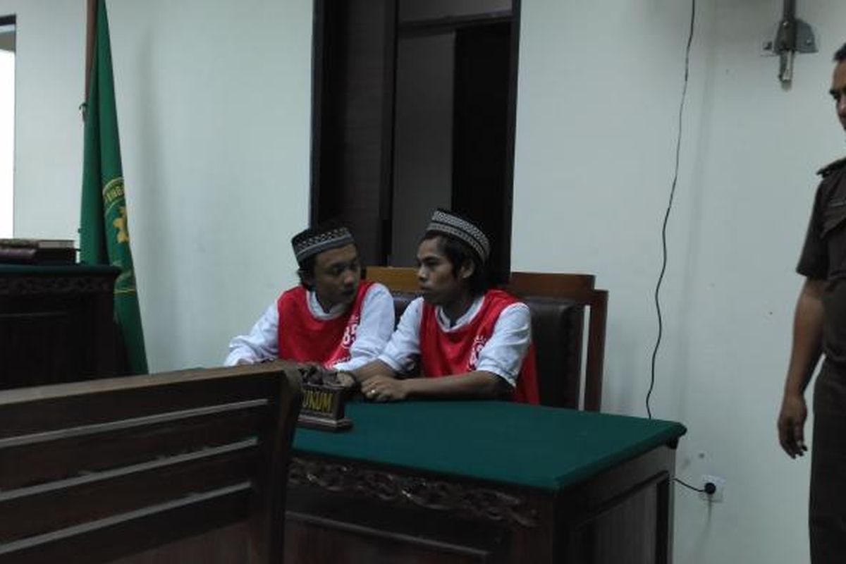 Dua terdakwa kasus pembunuhan dan pemerkosaan karyawati EF (19) di Tangerang, Imam Hapriadi (kiri) dan Rahmat Arifin (kanan), dihadirkan pada sidang vonis di Pengadilan Negeri Tangerang, Rabu (8/2/2017).