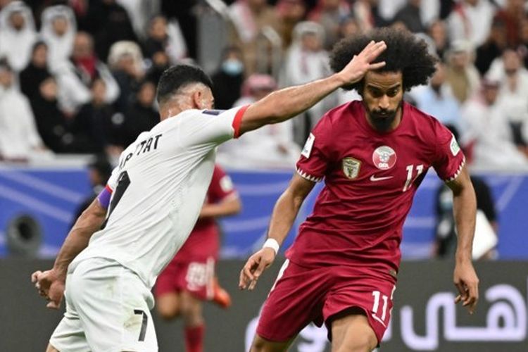 Pemain timnas Qatar, Akram Afif (kanan), mencoba melewat adangan pemain timnas Palestina, Musab al-Battat, dalam laga babak 16 besar Piala Asia 2023 yang digelar di Stadion Al Bayt, Al Khor, pada Senin (29/1/2024). (Foto oleh HECTOR RETAMAL / AFP)