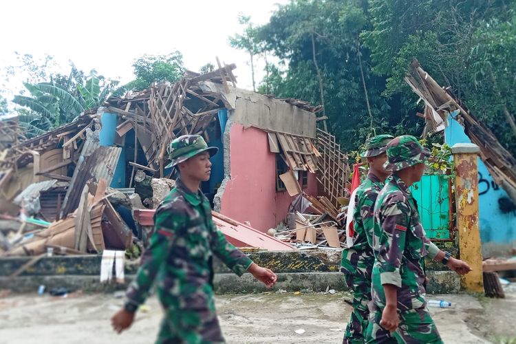 Sejumlah anggota TNI melintasi bangunan rumah yang ambruk di lokasi bencana gempa Cianjur, Jawa Barat. Ribuan personel gabungan diterjunkan untuk melakukan penanganan gempa magnitodo 5,6 itu.