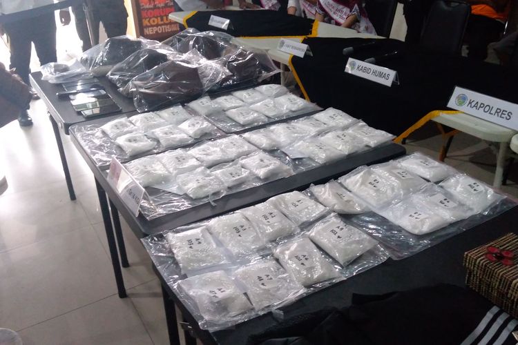 Barang bukti pengiriman 4 kilogram narkotika jenis sabu disembunyikan di dalam sepatu boot di Polres Bandara Soekarno-Hatta Senin (17/2/2020).