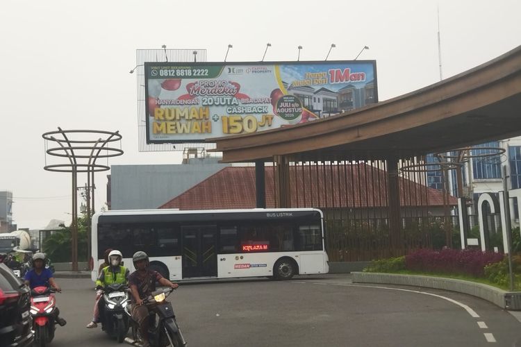Cerita Pelanggan Ojol di Medan Lebih Pilih Naik Bus Listrik Karena Kabut Asap  