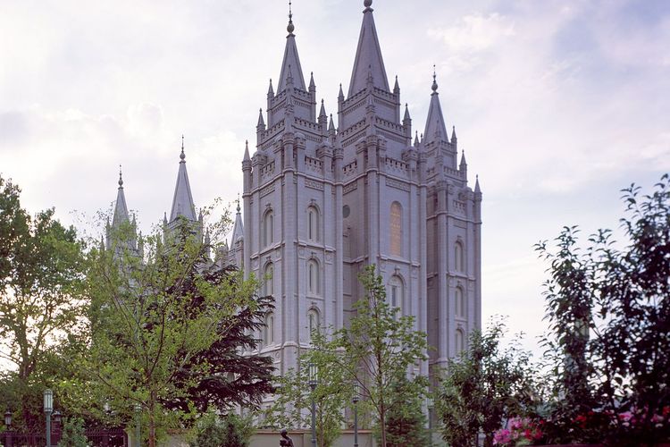 Salt Lake Temple, kuil Gereja Mormon di Utah.