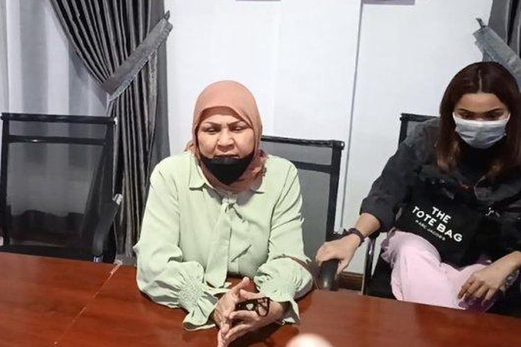 Elvi Indri (berjilbab) ibu kandung Ken Admiral korban penganiayaan saat ditemui di Polda Sumut, Selasa (25/4/2023). 
