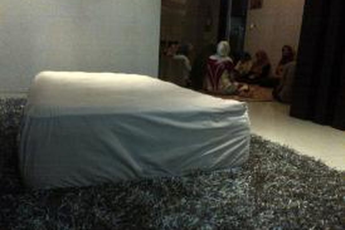 Tempat pembaringan jenazah almarhum Olga Syahputra telah disiapkan di kediamannya, Jalan Kresna Raya No.44, Duren Sawit, Jakarta Timur, Jumat (27/3/2015) malam. Pihak keluarga pun tampak sedang membaca Surat Yasin untuk mendoakan mendiang pembawa acara program musik Dahsyat tersebut.