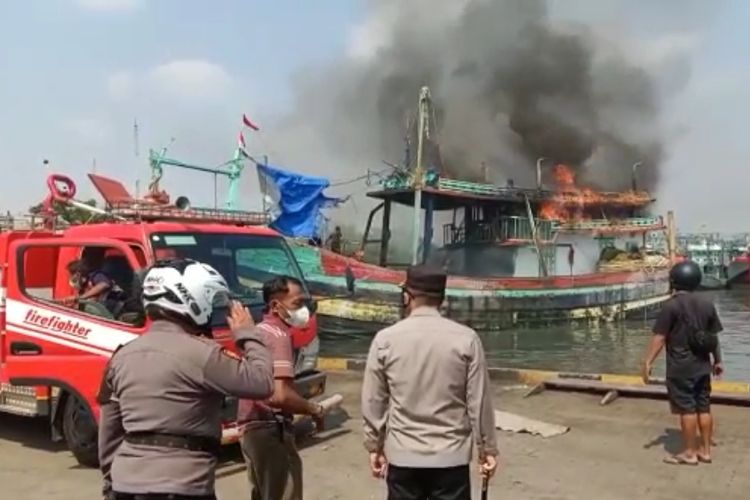 Mobil damkar diterjunkan untuk memadamkan kapal terbakar yang sedang bersandar di Pelabuhan Pelindo, Kota Tegal, Minggu (17/4//2022)