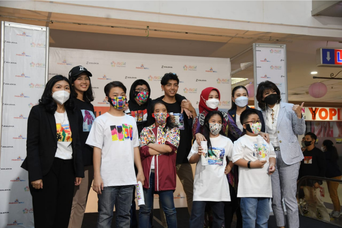 Ketua TP-PKK Provinsi Jawa Barat Atalia Praratya Ridwan Kamil saat menghadiri acara Hari Autis Internasional Zoleka dengan tema Walking Together di Atrium BTC Mall, Bandung, Jumat (1/4/2022). 