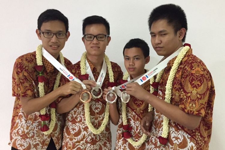 Siswa Indonesia meraih 3 medali perak dan 1 perunggu dalam International Olympiad in Informatics (IOI) ke-30 di Jepang.