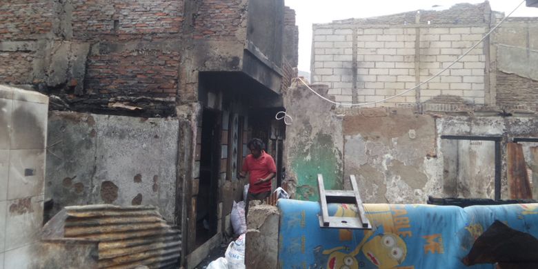 Kebakaran yang terjadi di permukina warga padat penduduk di Kebon Pala, Jatinegara, Jakarta Timur menghanguskan  482 rumah di RW 06 dan 07, Jumat (25/8/2017)