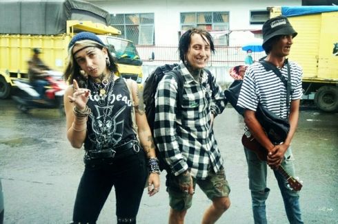 Dua Anak Punk Asal Rusia Berkeliaran dan Ngamen di Karo: Kami Tak Takut Corona, Itu hanya Isu Politik...