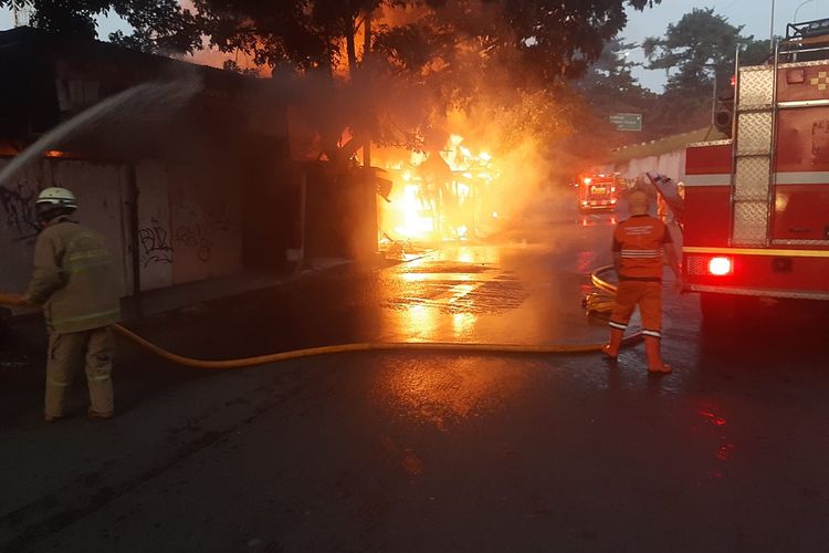Sejumlah lapak pedagang seluas 800 meter persegi di Jalan Rambo, Kelurahan Ceger, Kecamatan Cipayung, Jakarta Timur, dilanda kebakaran pada Kamis (5/5/2022).