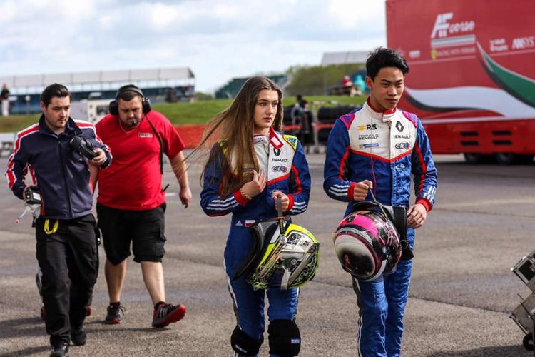 Pebalap Indonesia, Presley Martono (kanan), berjalan bersama rekan satu timnya di Mark Burdett Motorsport, Julia Pankiewicz (Polandia), pada seri kedua Formula Renault 2.0 Eurocup yang berlangsung di Sirkuit Silverstone, Inggris, 12-14 Mei 2017.