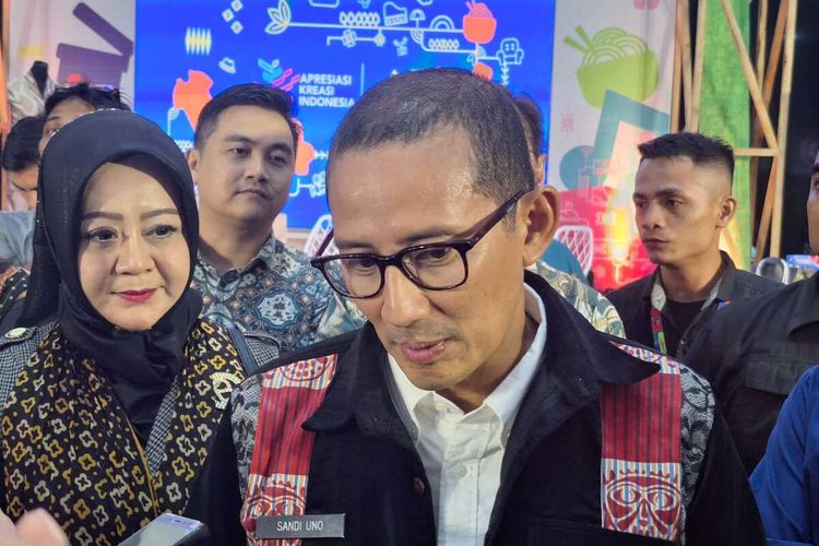 Menteri Pariwisata dan Ekonomi Kreatif (Menparekraf) Sandiaga Salahuddin Uno menargetkan 4,4 juta lapangan kerja di tahun 2024 dari pelaku ekonomi kreatif.