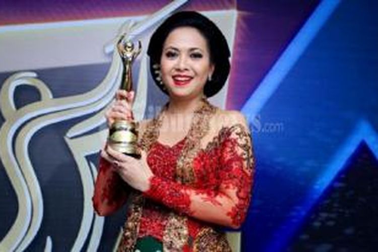Penyanyi keroncong Sundari Soekotjo menunjukkan pialanya pada ajang Anugerah Musik Indonesia (AMI) Awards 2012 di Tennis Indoor Senayan, Jakarta Selatan, Rabu (4/7/2012) malam.