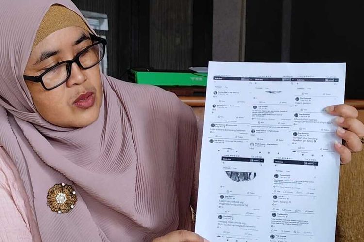 Sugiyanti Iriani, Kuasa Hukum Pegi Setiawan, menunjukan jejak digital Facebook Pegi yang tak diungkap penyidik yang menguatkan PEGI berada di Bandung di tahun 2016, kepada Kompas.com di rumahnya pada Jumat (14/6/2024) siang,