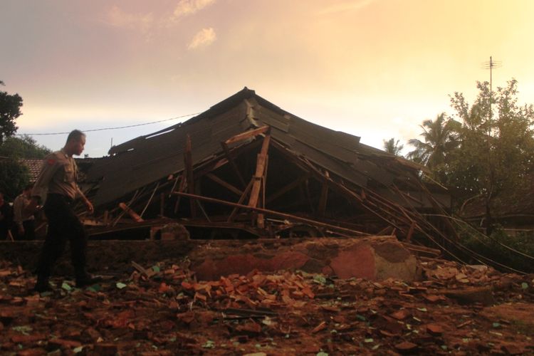 Sebuah bangunan madrasah di Kabupaten Cianjur, Jawa Barat ambruk akibat diterjang angin puting beliung dan hujan lebat, Rabu (12/2/2020) petang.