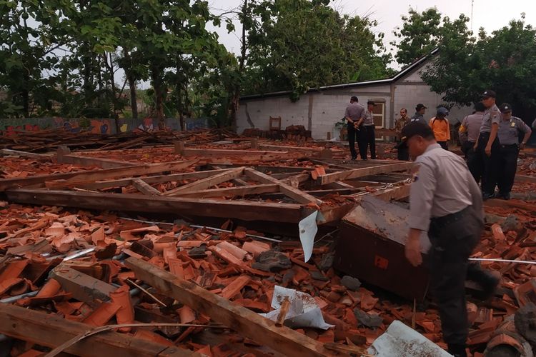 Aula terbuka di SMKN 1 Miri, Kabupaten Sragen, Jawa Tengah roboh setelah diterjang angin kencang, Rabu (20/11/2019) sore.