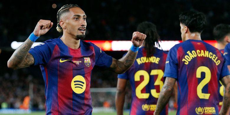 Raphinha merayakan gol pembuka dalam pertandingan sepak bola Liga Spanyol antara FC Barcelona vs Real Betis di Stadion Camp Nou di Barcelona pada 17 Mei 2026. (Foto oleh JAIME REINA / AFP)