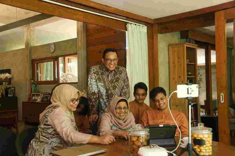 Gubernur DKI Jakarta Anies Baswedan beserta keluarga saat melaksanakan silaturahim secara virtual melalui video call, Minggu (24/5/2020)