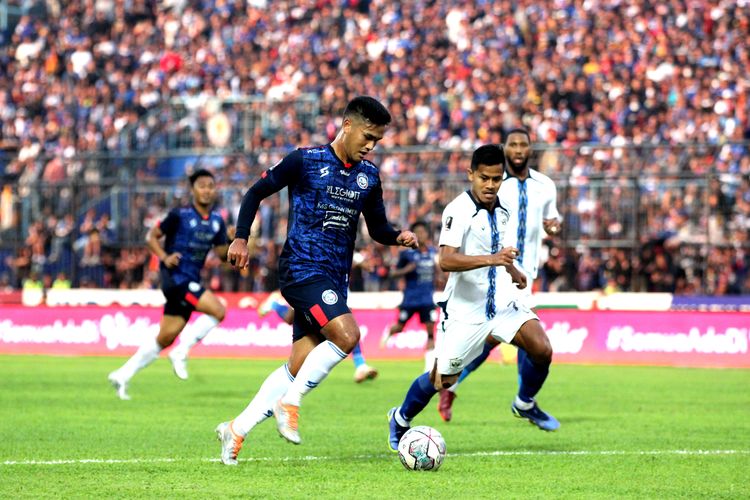 Pemain Arema FC M Rafli dijaga ketat pemain PSIS Semarang saat pertandingan semifinal leg kedua Piala Presiden 2022 yang berakhir dengan skor 2-1 di Stadion Kanjuruhan Kepanjen, Kabupaten Malang, Senin (11/7/2022) sore.