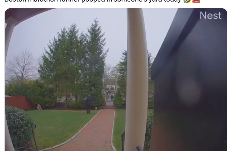 Pelari Boston Marathon viral di media sosial gara-gara buang air besar di halaman rumah orang di jalur lintasan.