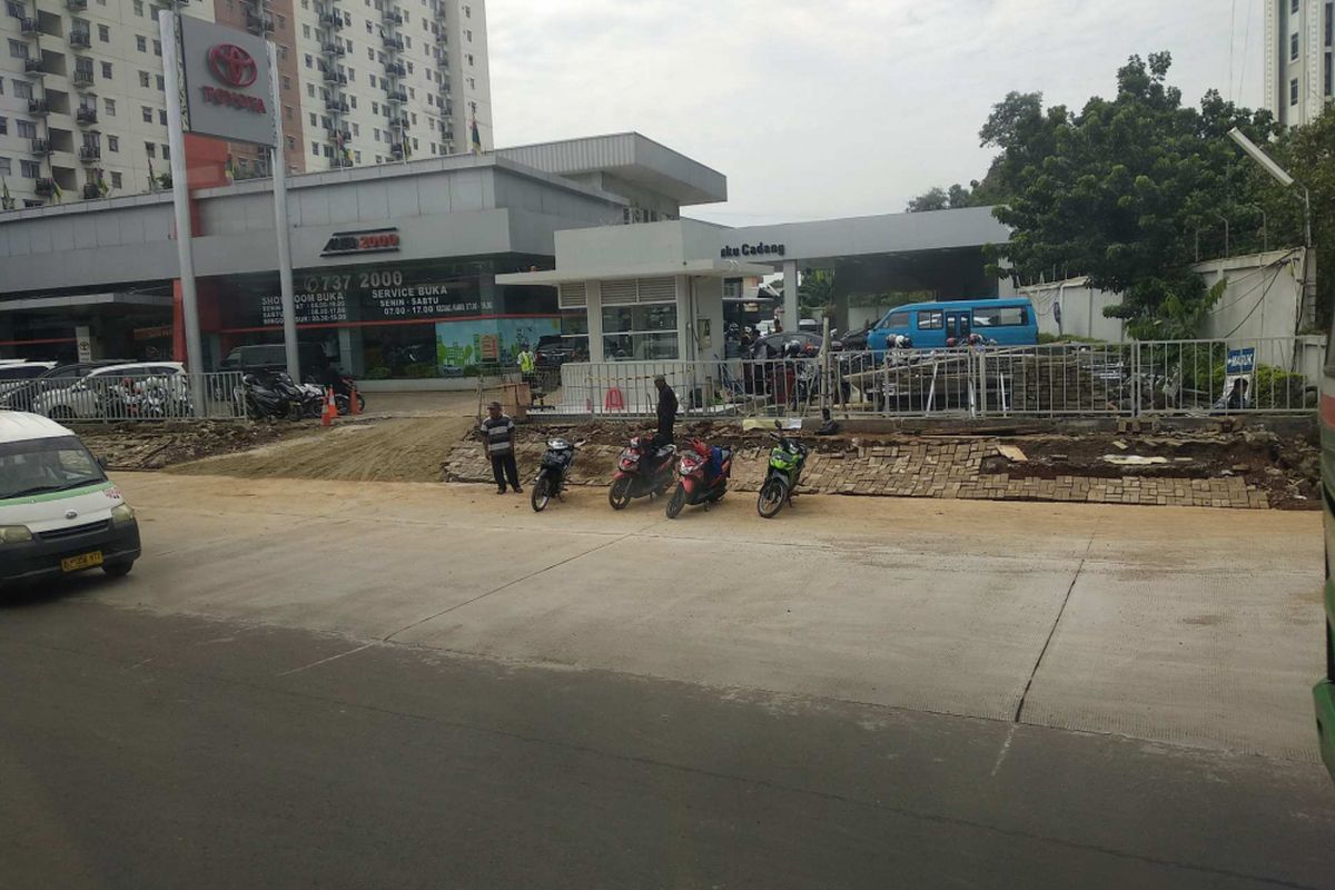 Jalan Ciledug Raya di depan Auto 2000 dilebarkan.