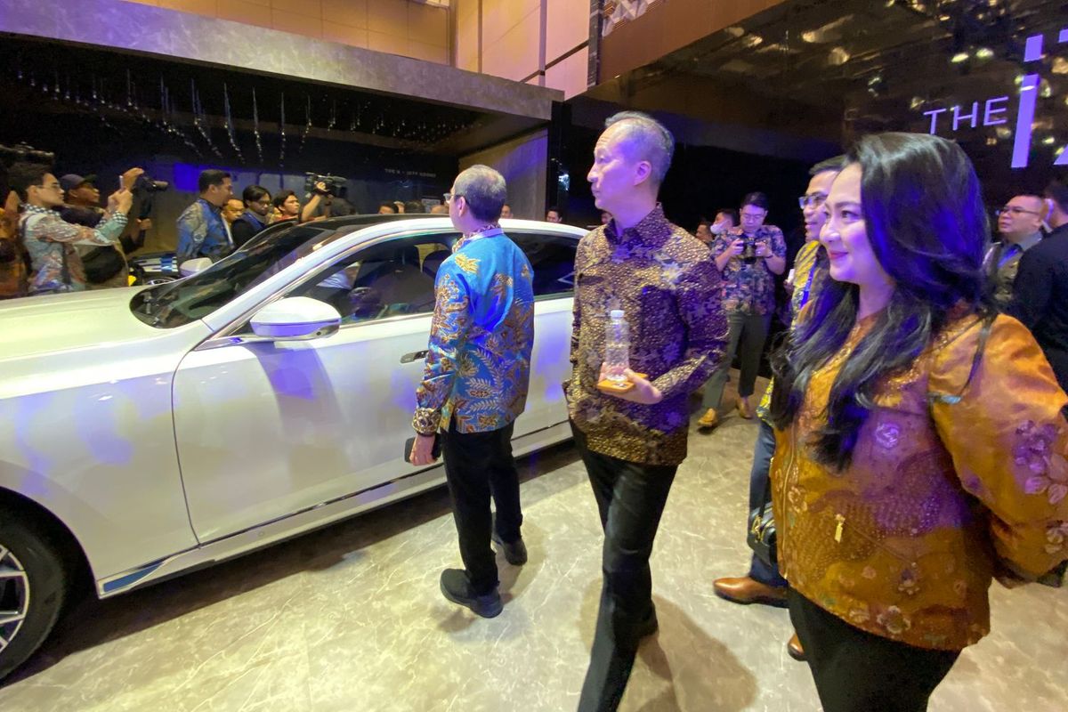 Menperin Agus Gumiwang Kartasasmita mengunjungi booth BMW di GIIAS 2023, untuk melihat BMW i7.