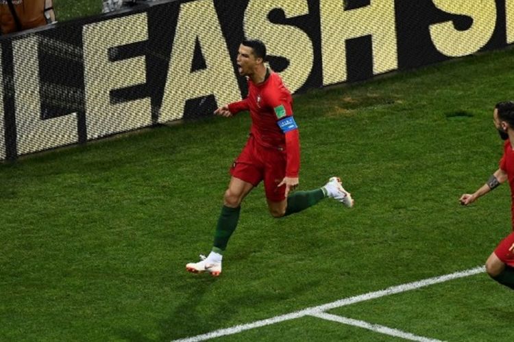 Cristiano Ronaldo melakukan selebrasi untuk merayakan gol Portugal ke gawang Spanyol pada laga Grup B Piala Dunia 2018 di Sochi, 15 Juni 2018. 