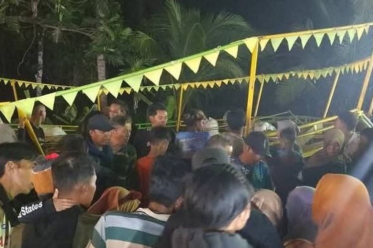 Wahana permainan di Pasar Malam Desa Kaliboto ambruk jadi tontonan warga sekitar 
