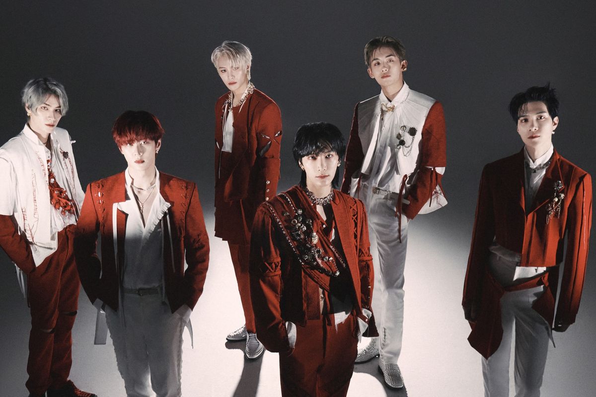 WayV dalam foto teaser keenam mereka dalam comeback yang bertajuk Phantom