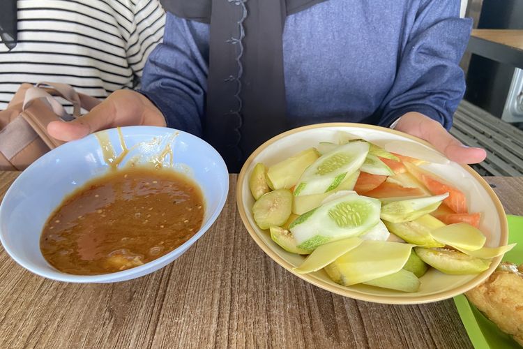 Pedasnya Warung Rujak Madura 24 Jam di Surabaya, Pakai Petis dari Ikan Tuna